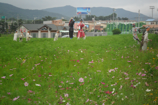 [포토] 고래불해수욕장 허수아비 덩실덩실