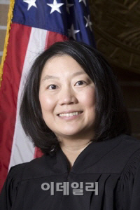 애플-삼성 소송전 좌우하는 한국계 미국인 女판사