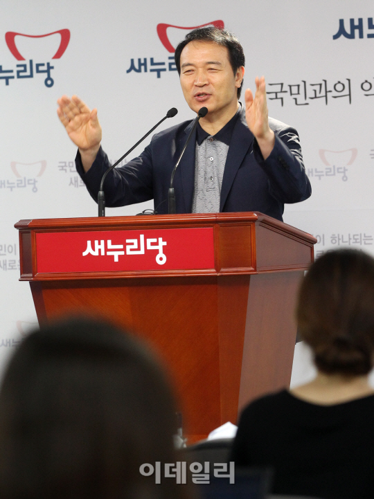 [포토]안철수 원장 저서 비판하는 임태희 후보
