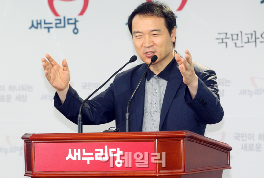 [포토]임태희 후보 `안철수 원장 저서 비판`