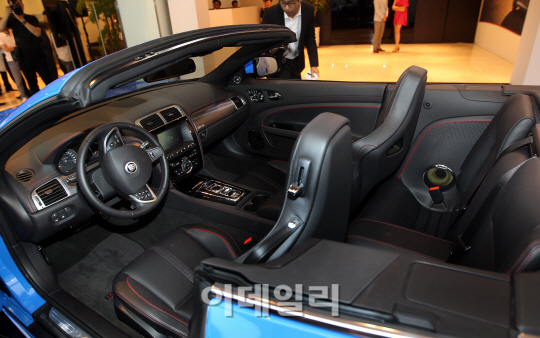 재규어, XKR-S 컨버터블 `깔끔한 실내 공간`                                                                                                                                                         