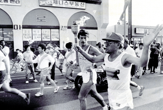 로스엔젤레스올림픽 성화 봉송 주자 손기정                                                                                                                                                          