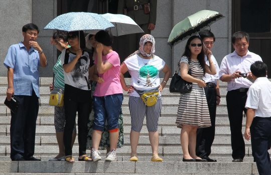 북측 관광객 시선이 쏠린 곳은?                                                                                                                                                                     