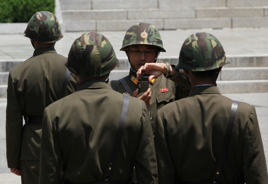 기념사진 촬영하는 북한 군인                                                                                                                                                                       