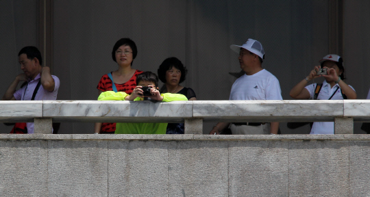 판문점에 놀러온 북한 관광객 "무슨일이래?"                                                                                                                                               