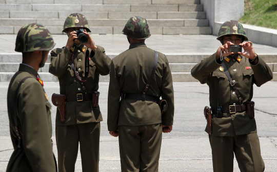 북한 군인 "우리도 찍을래"                                                                                                                                                               