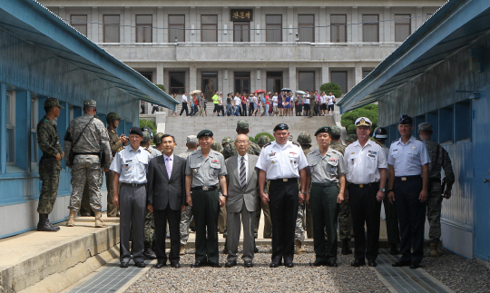 북쪽 판문점을 배경으로 `찰칵`                                                                                                                                                                     