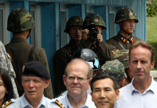 "배경 싫어!" 북한 군인, 카메라 들더니..                                                                                                                                                 