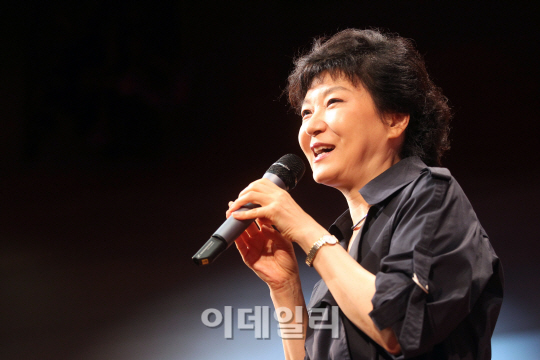 [포토]'반쪽 토론회' 미소짓는 박근혜