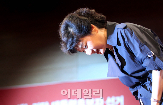 [포토]허리숙여 인사하는 박근혜