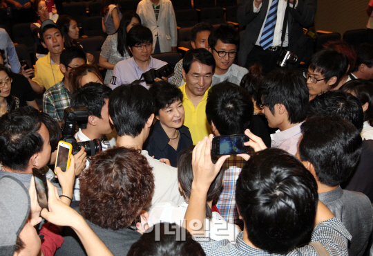 [포토]청년들의 고민 들어주는 박근혜-안상수