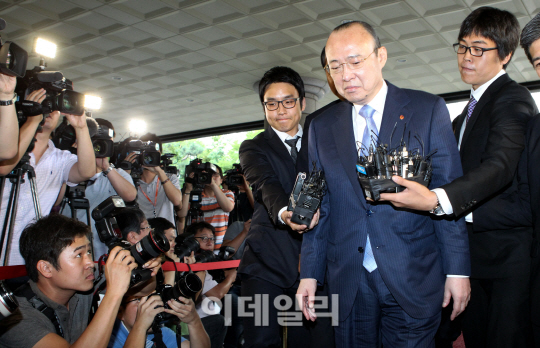 어두운 표정으로 들어서는 김승연 회장                                                                                                                                                              