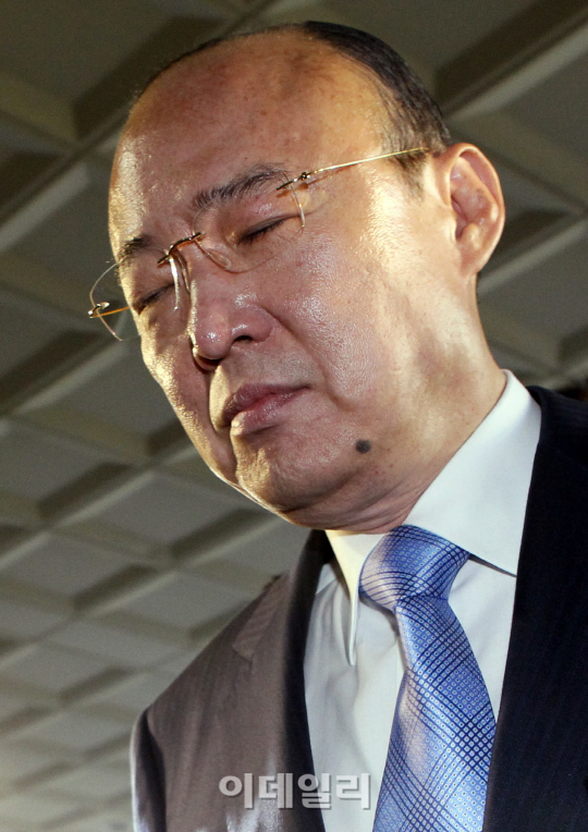 '두 눈 감은 김승연 회장'                                                                                                                                                                