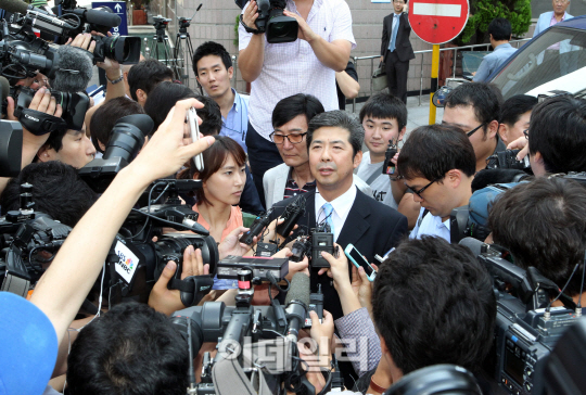 김승연 회장 법정구속과 관련 입장 밝히는 한화 관계자                                                                                                                                               