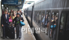 `비싸고 불편해`..美, 비행기 대신 기차 탄다