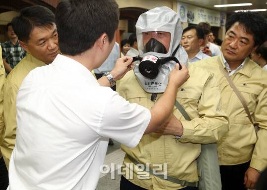 [포토]방독면 착용하는 박원순 시장 '가스 가스'