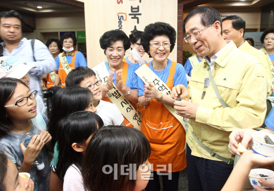 [포토]박원순 시장 '애들아~ 할아버지 누군지 아니?'