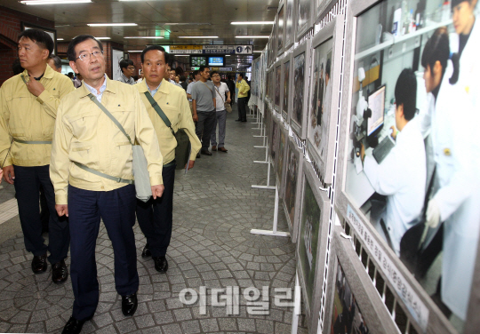 [포토]6. 25 유해발굴 유품 전시회 관람하는 박원순