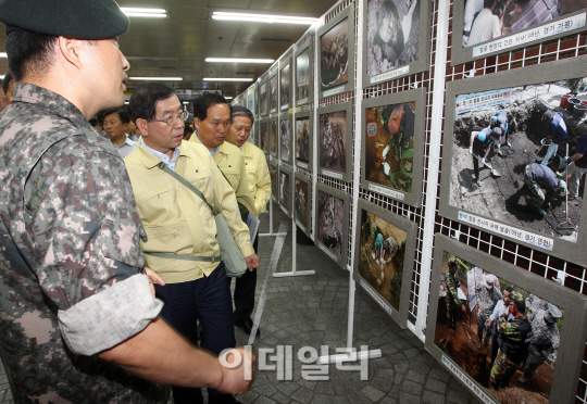 [포토]6. 25 유해발굴 유품 전시회 관람하는 박원순