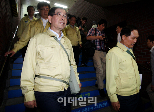 [포토]민방위 훈련 동참하는 박원순 시장