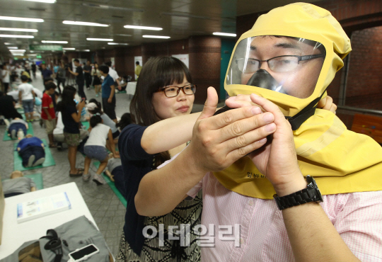 [포토]방독면 착용하는 시민들