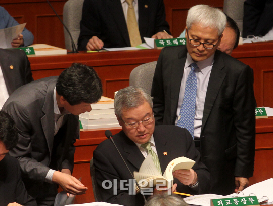 [포토]독도문제개론 살펴보는 김성환 장관