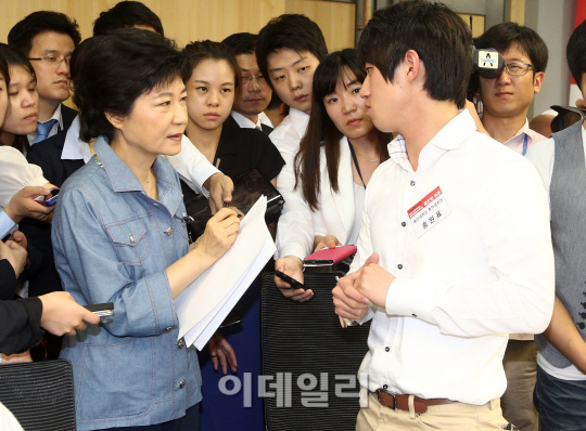 박근혜, 대학생 만나 '진땀'..."반값등록금, 진정성 믿어달라"(종합)