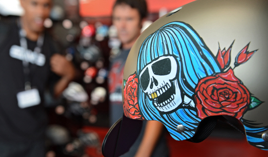 장미와 해골이 그려진 자전거 안장                                                                                                                                                                  