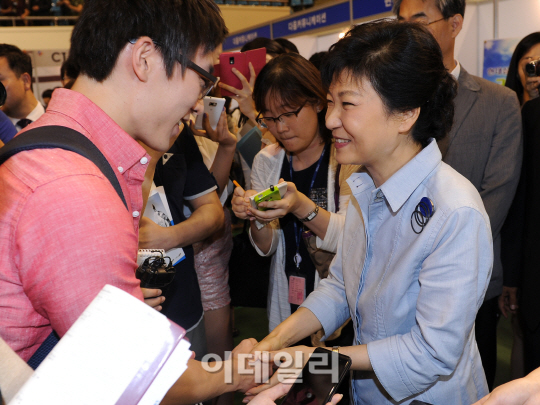 박근혜, 대학생 만나 '등록금 부담 완화' 재차 약속