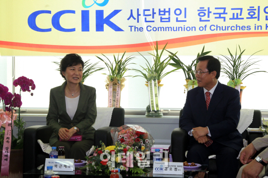 [포토]환담하는 박근혜-김요셉 목사