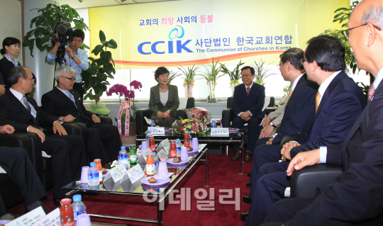 [포토]환담하는 박근혜 후보와 김요셉 목사