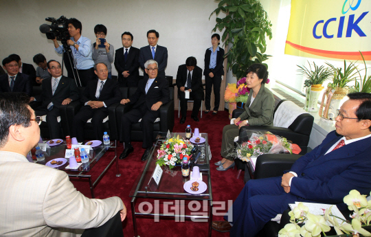 [포토]박근혜, 한국교회연합 대표회장 김요셉 목사 예방