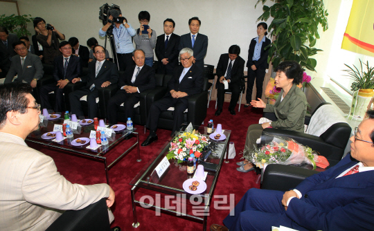 [포토]한국교회연합 대표회장 김요셉 목사 예방한 박근혜