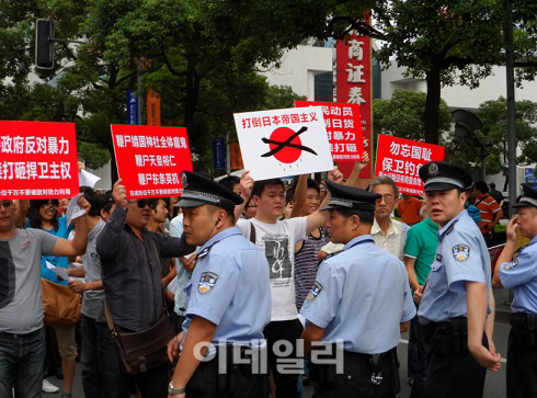 中, 反日감정 확산..'日대사관·영사관 시위에 불매운동까지'