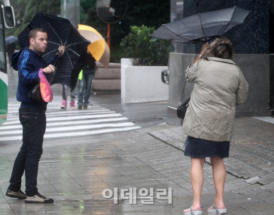 산바에 놀란 외국인 관광객                                                                                                                                                                         