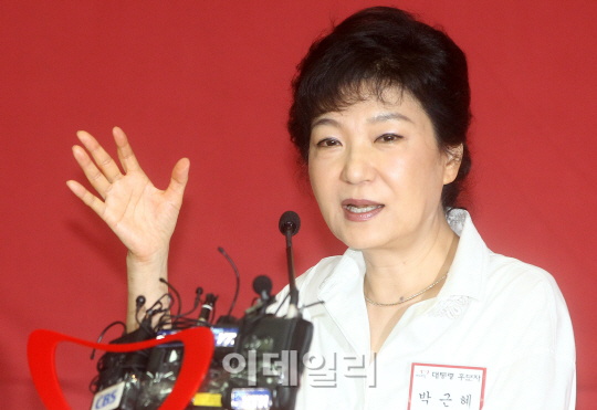 박근혜, 홍사덕 탈당에 "조속히 진실 밝혀지길"