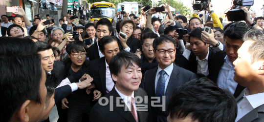 회견장 나서는 안철수 원장                                                                                                                                                                         