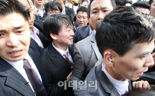 '경호원들 사이에 낀?' 안철수 원장                                                                                                                                                       