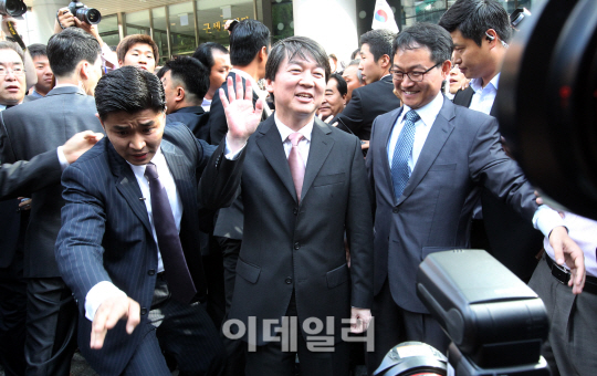 손들어 인사하는 안철수 원장                                                                                                                                                                       