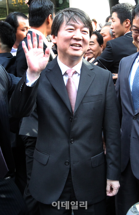 기자회견 마친 안철수 원장 '손 인사'                                                                                                                                                     