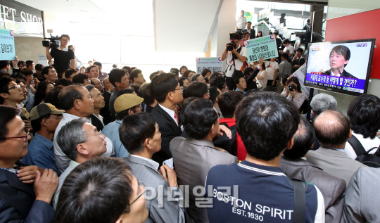 '안철수 기자회견 시청하는 지지자들'                                                                                                                                                     