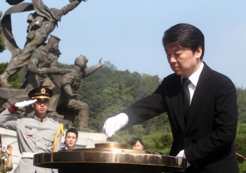 안철수, 이승만·박정희·김대중 묘역 참배(종합)