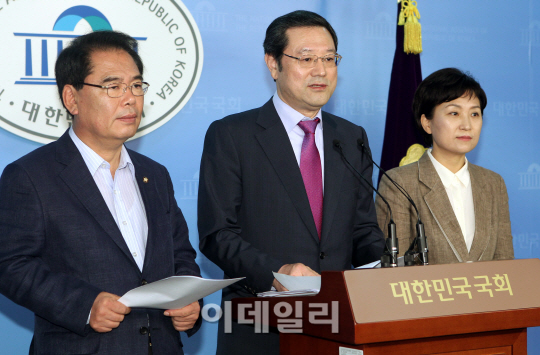 [포토]양도세·취득세 관련 민주당 입장 발표하는 이용섭