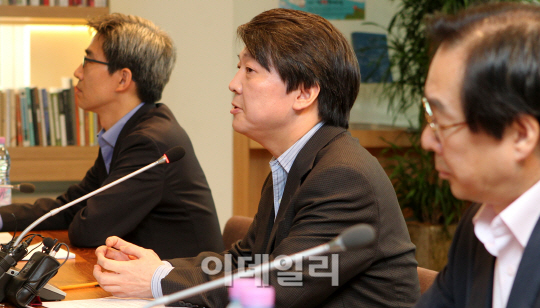 [포토]인사말하는 안철수