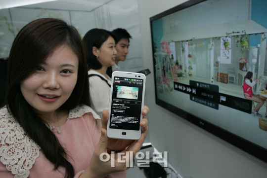 LG U+ "전세계 '강남스타일' UCC를 TV에서"