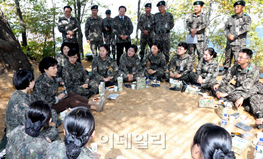 [포토]군 장병들과 대화 나누는 박근혜