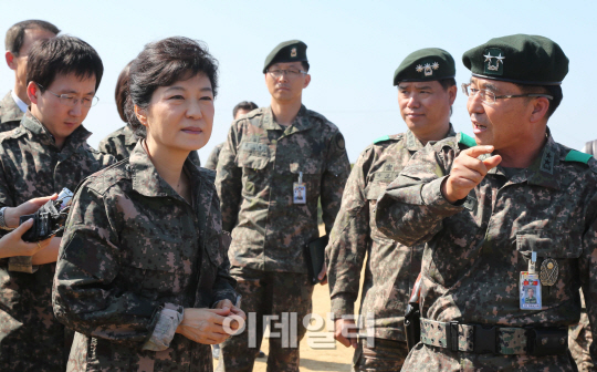 [포토]북한지역에 대한 설명 듣는 박근혜