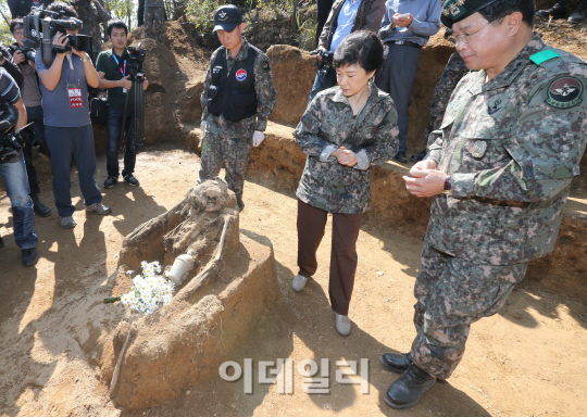 [포토]발굴 유해 살피는 박근혜