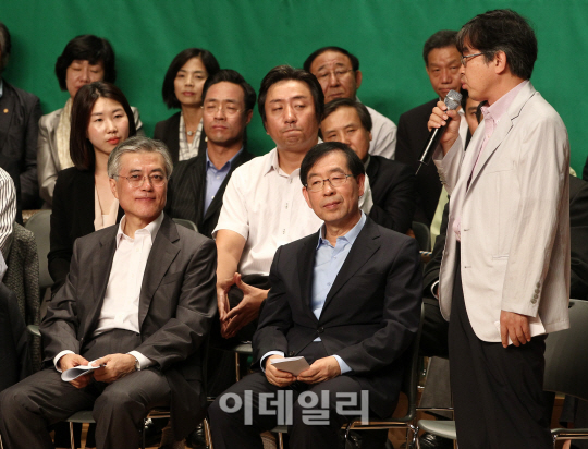 시민들 의견 경청하는 문재인-박원순                                                                                                                                                                