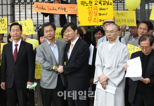[포토]40년 지기 친구 손 잡은 천정배와 곽노현